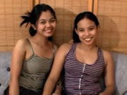 中年大叔給小費兩個外圍嫩妹給他服務