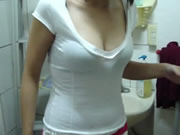 白嫩的漂亮女友蹲著吃大雞雞